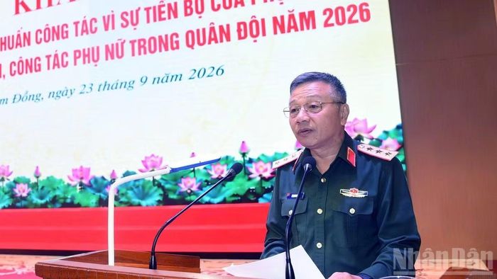 Thượng tướng Lê Quang Minh, Phó Chủ nhiệm Tổng cục Chính trị, Phó Trưởng ban Vì sự tiến bộ của phụ nữ Bộ Quốc phòng phát biểu chỉ đạo hội nghị. (Ảnh: BẢO VĂN)