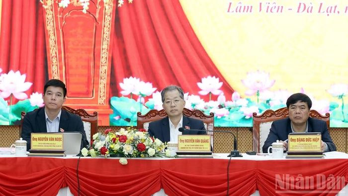 Các đồng chí chủ trì buổi tiếp xúc cử tri. (Ảnh: BẢO VĂN)
