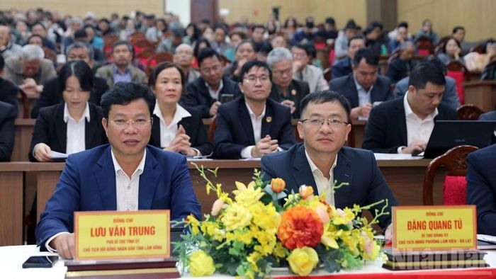 Lãnh đạo tỉnh Lâm Đồng và phường Lâm Viên-Đà Lạt tham dự hội nghị. (Ảnh: BẢO VĂN)