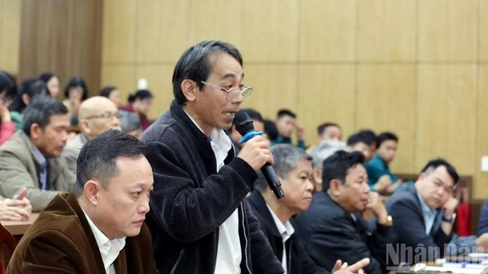 Cử tri phát biểu ý kiến tại buổi tiếp xúc. (Ảnh: BẢO VĂN)