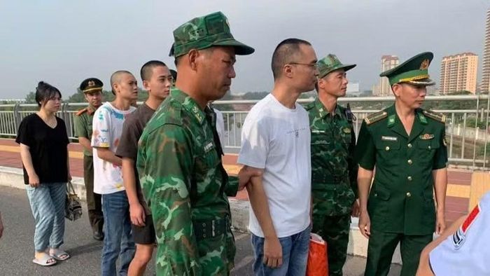Đồn Biên phòng Cửa khẩu quốc tế Móng Cái phối hợp lực lượng công an trao trả các công dân Trung Quốc. (Ảnh: Quang Thọ)