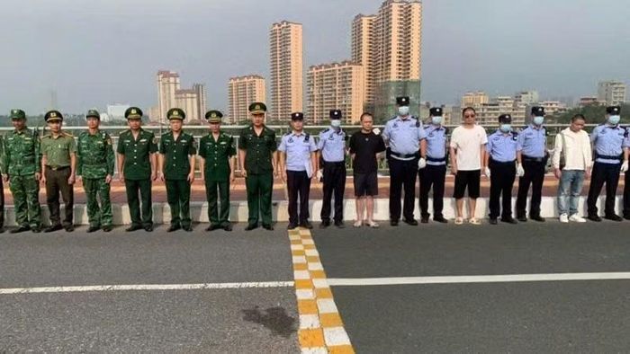 Đồn Biên phòng cửa khẩu Quốc tế Móng Cái phối hợp lực lượng công an trao trả các công dân Trung Quốc. (Ảnh: Quang Thọ)
