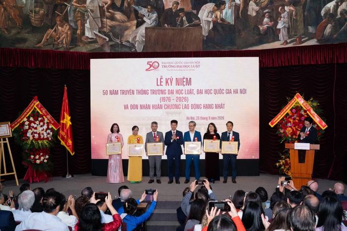 Phó Giáo sư, Tiến sĩ Nguyễn Hiệu trao bằng khen của Giám đốc Đại học Quốc gia Hà Nội cho các cá nhân. (Ảnh: TT)