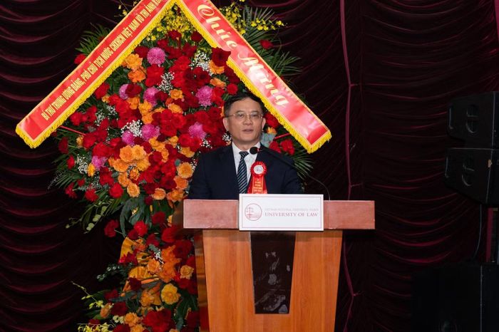  Phó Giáo sư, Tiến sĩ Nguyễn Tiến Vinh, Hiệu trưởng Trường đại học Luật phát biểu. (Ảnh: TT) 