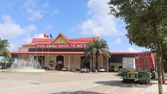 Cửa khẩu quốc tế Bờ Y nằm trên tuyến hành lang kinh tế đông-tây, động lực tăng trưởng mới của tỉnh Quảng Ngãi. (Ảnh: HIỂN CỪ)