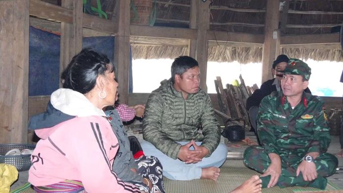 Đồng chí Đại tá Nguyễn Thế Vinh thăm hỏi, động viên các hộ dân tại thôn Ga Ry. (Ảnh: Bộ Chỉ huy quân sự thành phố cung cấp)
