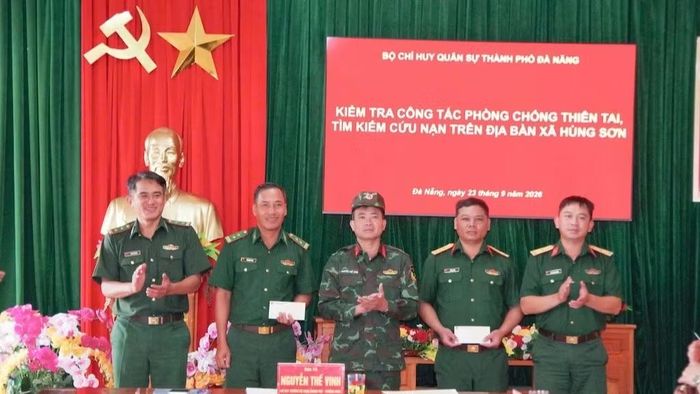Đồng chí Đại tá Nguyễn Thế Vinh trao quà động viên Ban Chỉ huy quân sự xã và Đồn Biên phòng Ga Ry. (Ảnh: Bộ Chỉ huy quân sự thành phố cung cấp)