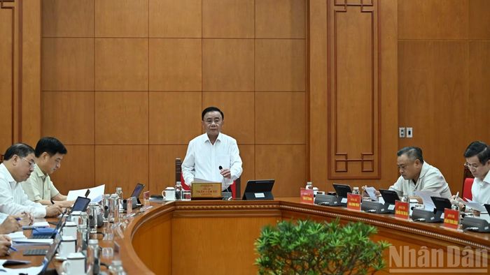 Thường trực Ban Bí thư Trần Cẩm Tú phát biểu tại cuộc làm việc. (Ảnh: DUY LINH)