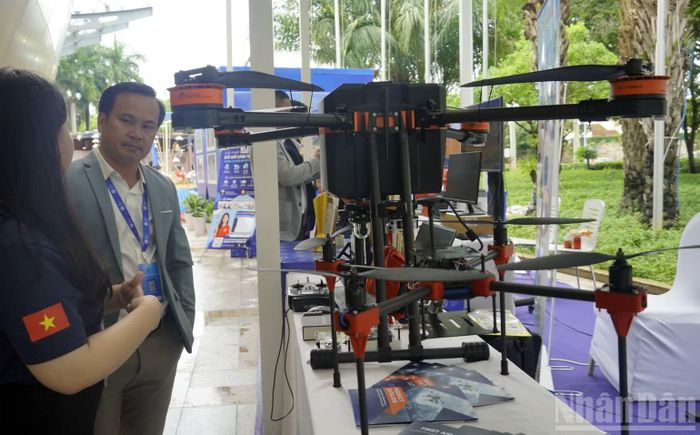 Drone do doanh nghiệp Thành phố Hồ Chí Minh chế tạo. Giao hàng hóa bằng thiết bị này cũng là giải pháp trong nâng cao năng lực logistics. (Ảnh: Lê Đình Thìn)