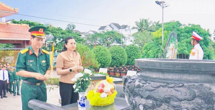 Đồng chí Trương Ngọc Thảo, Bí thư Đảng ủy, Chủ tịch Hội đồng nhân dân xã Châu Thới (bên phải) và đại diện Bộ Chỉ huy Quân sự tỉnh Cà Mau thắp hương tại Nghĩa trang Liệt sĩ Vĩnh Lợi ở xã Châu Thới. (Ảnh: VĂN MẪN)