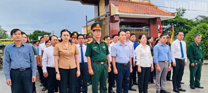 Đại diện lãnh đạo Bộ chỉ huy Quân sự tỉnh Cà Mau và Đảng ủy, Ủy ban nhân dân các xã Châu Thới, Vĩnh Hậu, Vĩnh Lợi, Hưng Hội, Vĩnh Mỹ tại Nghĩa trang Liệt sĩ Vĩnh Lợi ở xã Châu Thới. (Ảnh: CTV)