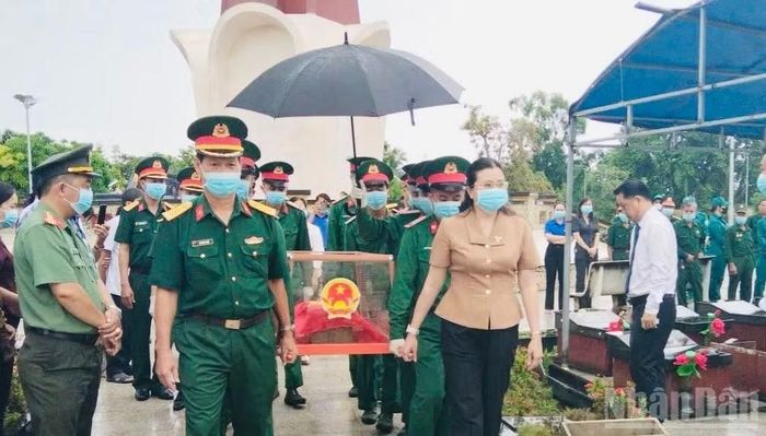 Đồng chí Trương Ngọc Thảo, Bí thư Đảng ủy, Chủ tịch Hội đồng nhân dân xã Châu Thới (hàng đầu, bên phải) và các đơn vị chức năng tại Nghĩa trang Liệt sĩ Vĩnh Lợi ở xã Châu Thới. (Ảnh: VĂN MẪN)