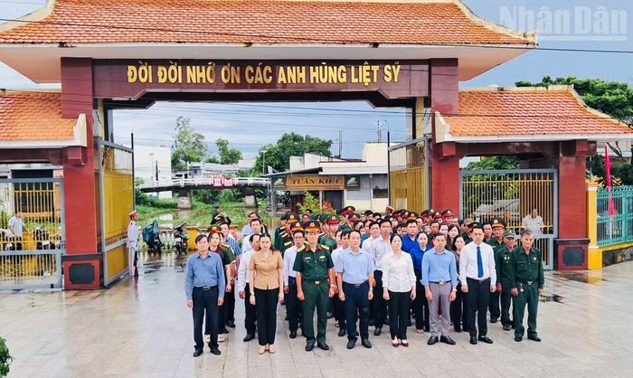 Đại diện lãnh đạo Bộ chỉ huy Quân sự tỉnh Cà Mau và Đảng ủy, Ủy ban nhân dân các xã Châu Thới, Vĩnh Hậu, Vĩnh Lợi, Hưng Hội, Vĩnh Mỹ tại Nghĩa trang Liệt sĩ Vĩnh Lợi ở xã Châu Thới. (Ảnh: VĂN MẪN)