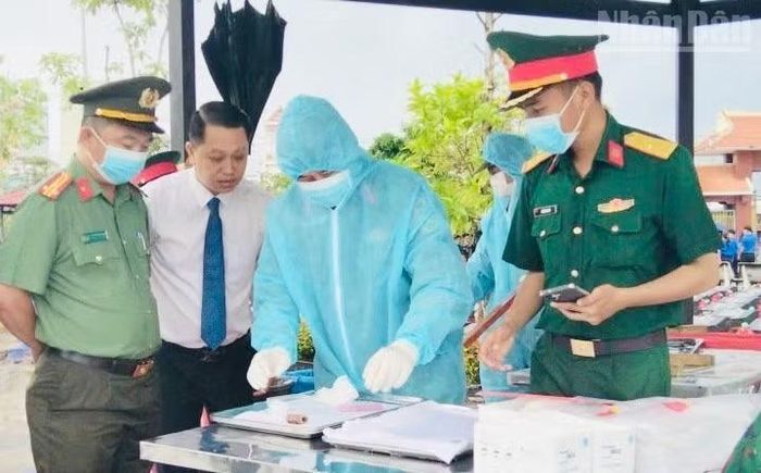 Đồng chí Nhan Chí Nguyện, Chủ tịch Ủy ban nhân dân xã Châu Thới (áo trắng) và các đơn vị chức năng tại Nghĩa trang Liệt sĩ Vĩnh Lợi ở xã Châu Thới.
