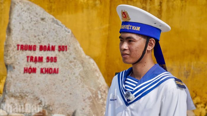  Trung sĩ Nguyễn Thanh Nhường, Trạm radar 595, đảo Hòn Khoai. (Ảnh: LÊ THÀNH) 