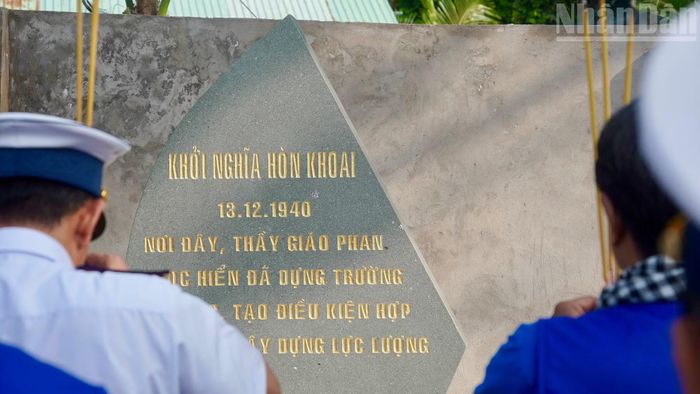  Đoàn công tác dâng hương tại đảo Hòn Khoai. (Ảnh: LÊ THÀNH) 