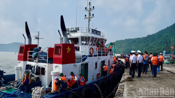  Đoàn công tác Thành phố Hồ Chí Minh rời đảo Hòn Khoai. (Ảnh: LÊ THÀNH) 
