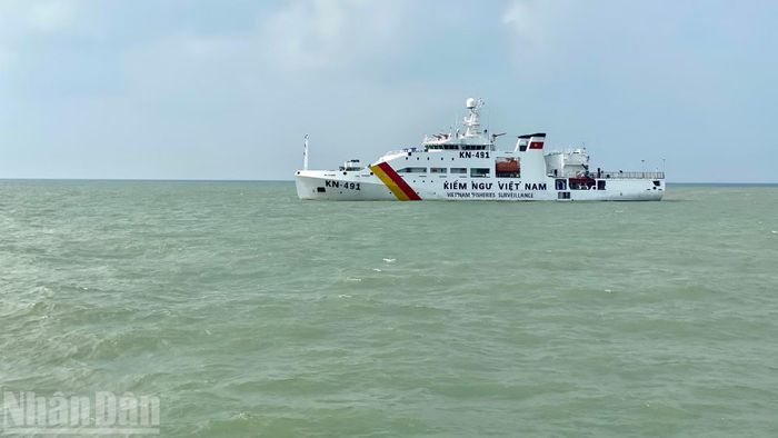 Tàu KN-491 tiếp tục hải trình tại vùng biển, đảo Tây Nam. (Ảnh: LÊ THÀNH)