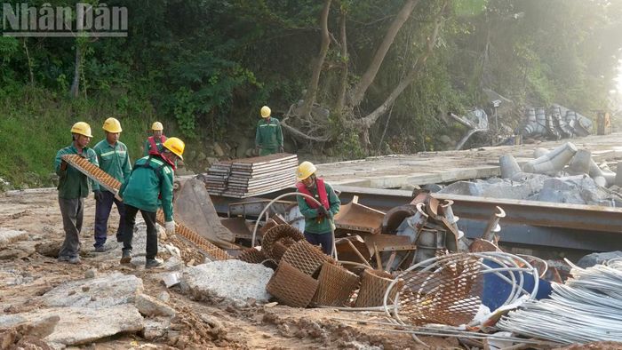 Công nhân tất bật thi công trong sáng sớm. (Ảnh: LÊ THÀNH)