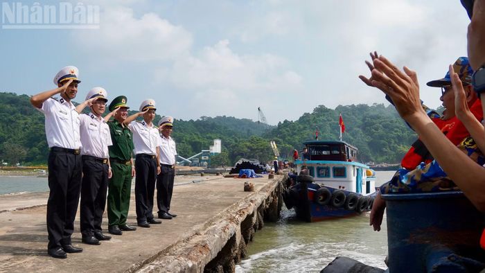  Các lực lượng vũ trang tại đảo Hòn Khoai chào tạm biệt đoàn công tác của Thành phố Hồ Chí Minh. (Ảnh: LÊ THÀNH) 