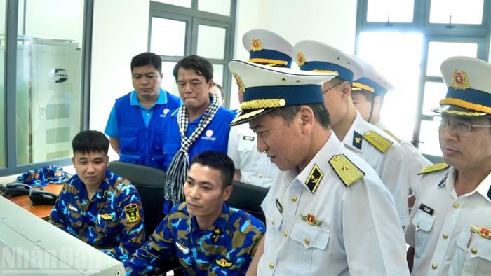  Chuẩn đô đốc Nguyễn Đình Hùng, Phó Tư lệnh Quân chủng Hải quân thăm động viên cán bộ, chiến sĩ tại Trạm radar 595. (Ảnh: LÊ THÀNH) 