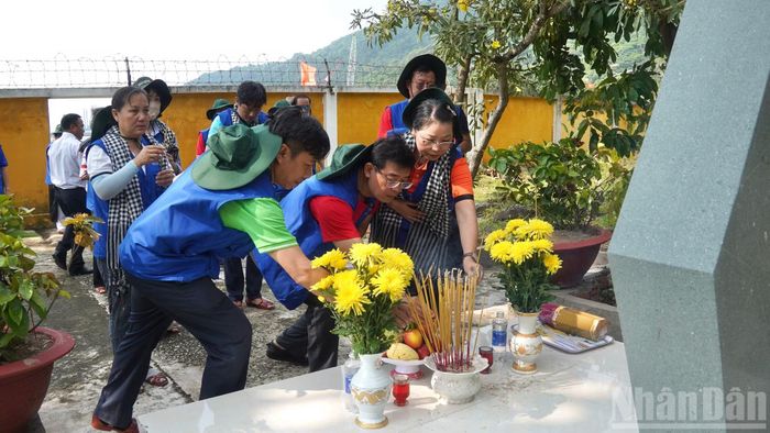 Đại biểu thắp hương tại di tích khởi nghĩa Hòn Khoai. (Ảnh: LÊ THÀNH)