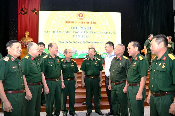 Các đại biểu thảo luận bên lề hội nghị. (Ảnh: MINH SƠN)