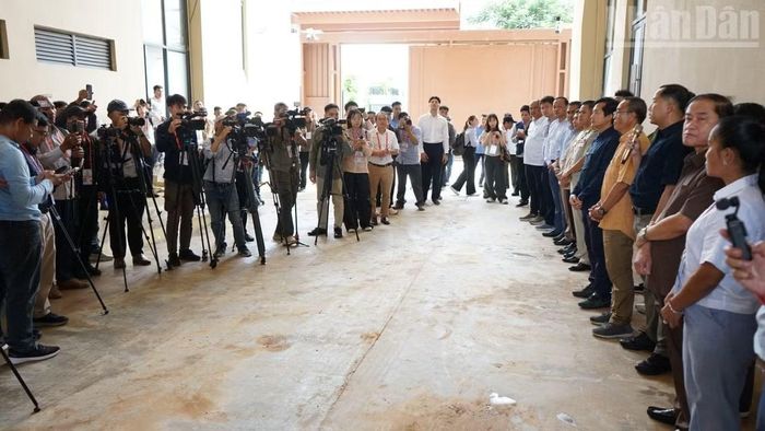Giới báo chí, truyền thông địa phương và quốc tế phỏng vấn đại diện chính quyền sở tại về chiến dịch chống tội phạm lừa đảo trực tuyến. (Ảnh: ĐINH TRƯỜNG)