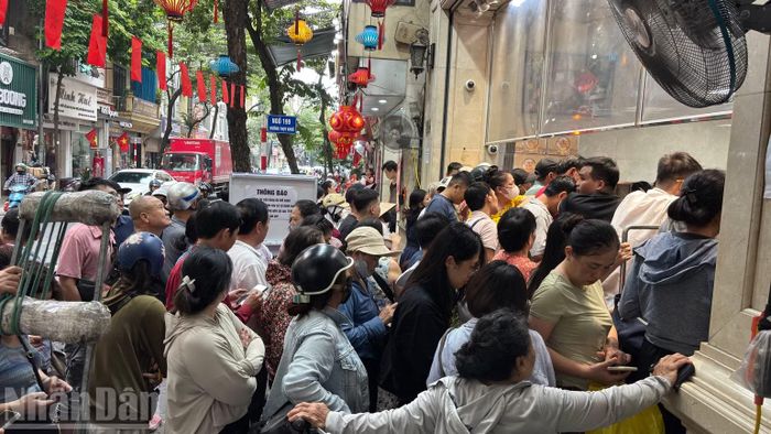 Người dân xếp hàng từ 30 phút đến cả tiếng để mua cặp bánh Trung thu truyền thống trên phố Thụy Khuê.