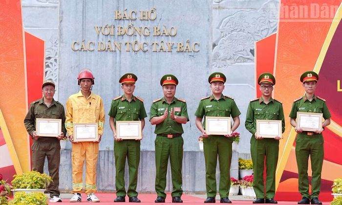 Lãnh đạo Công an tỉnh Sơn La﻿ trao giải cho các đoàn đạt giải tại hội thao. (Ảnh: ĐỨC THỊNH)