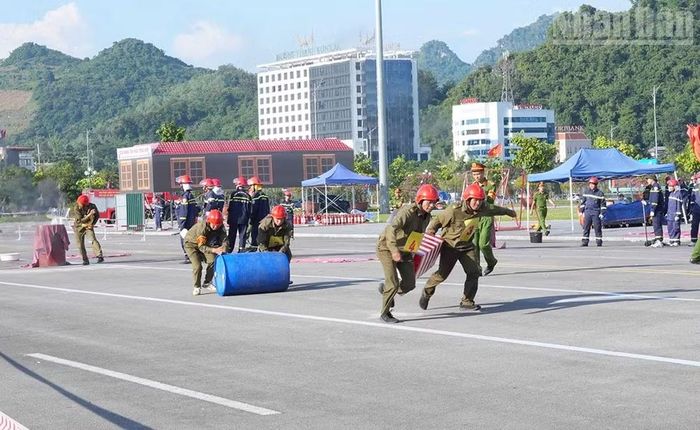 Đội “Tổ liên gia an toàn phòng cháy, chữa cháy﻿” tham gia thực hành chữa cháy, cứu người tại hội thao. (Ảnh: ĐỨC THỊNH)