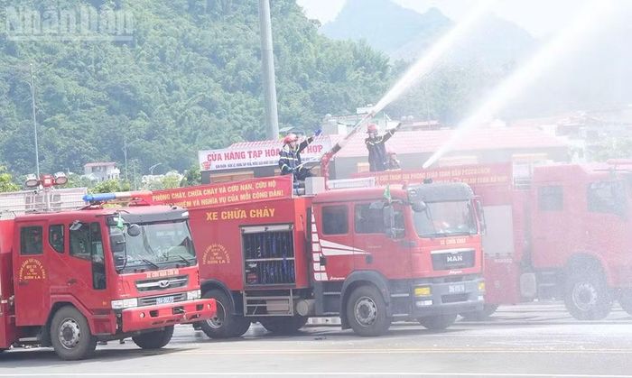 Lực lượng cảnh sát phòng cháy, chữa cháy và cứu nạn cứu hộ, Công an tỉnh Sơn La thực hành biểu diễn chữa cháy, cứu nạn tại hội thao. (Ảnh: ĐỨC THỊNH)