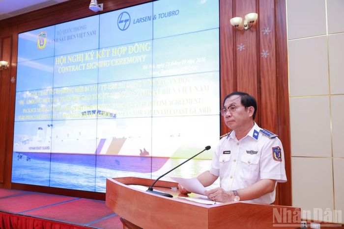 Đại tá Nguyễn Quang Hùng, Chủ nhiệm Hậu cần-Kỹ thuật Cảnh sát biển Việt Nam, thông qua nội dung chính của hợp đồng.