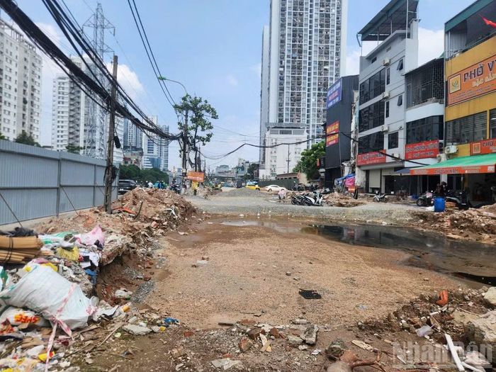 Trong ảnh là hệ thống viễn thông nổi, ngầm vẫn chưa được di chuyển.
