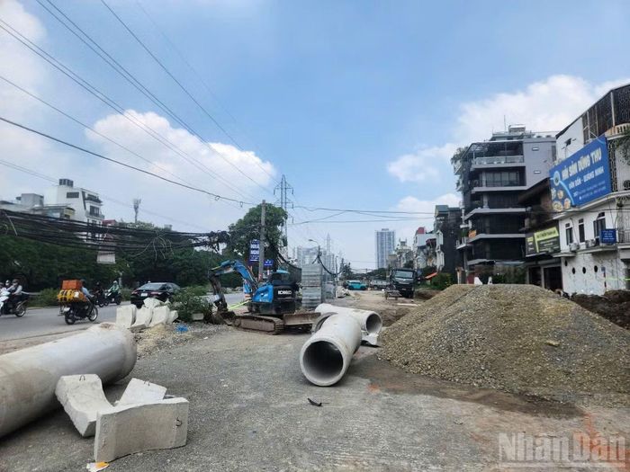 Do vẫn vướng hạ tầng nên máy móc, vật liệu xây dựng và cả nhân công của dự án đều trong tình trạng chờ được thi công.