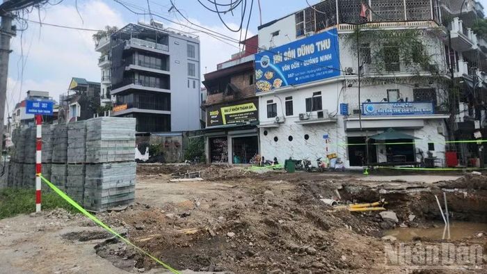 Theo kế hoạch dự án đường Tam Trinh (Hà Nội) hoàn thành thảm mặt đường trong tháng 12/2026, tuy nhiên tới nay tại công trình vẫn ngổn ngang đào, bới.