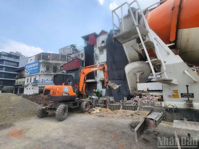 Máy móc, thiết bị và nhân lực của đơn vị thi công được tập hợp đầy đủ nhưng vẫn khó có thể thi công như mong muốn do nhiều phần hạ tầng kỹ thuật chưa được di dời.