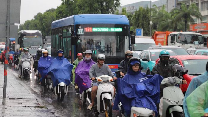 Khu vực trước Bến xe Miền Đông cũ, đường Đinh Bộ Lĩnh ken dày xe máy, ô-tô di chuyển trong cơn mưa (Ảnh: VÕ LÊ)