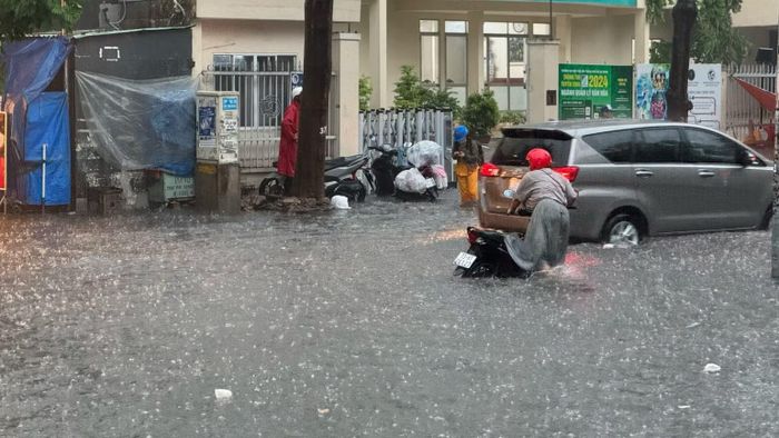 Các tuyến đường trong khu vực phường An Khánh (phường Thảo Điền cũ) ngập sâu (Ảnh: VÕ LÊ)