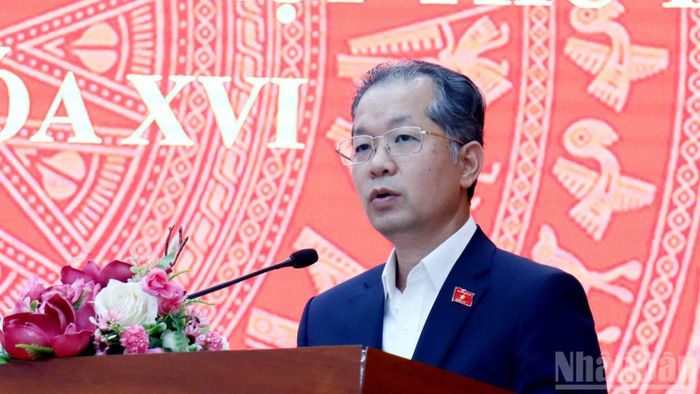 Đồng chí Nguyễn Văn Quảng đánh giá cao các ý kiến sát thực tiễn của cử tri và các nội dung giải trình của địa phương, sở ngành. (Ảnh: BẢO VĂN)