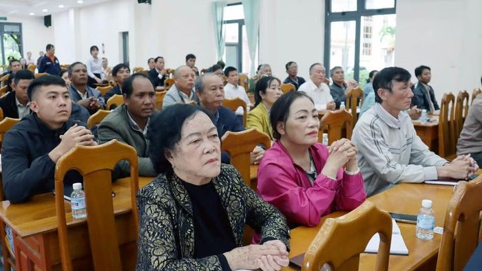 Cử tri xã Đức Trọng đánh giá cao hoạt động của Đoàn đại biểu Quốc hội tỉnh Lâm Đồng thời gian qua. (Ảnh: BẢO VĂN)