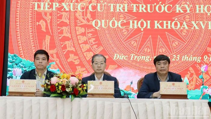 Các đồng chí chủ trì hội nghị. (Ảnh: BẢO VĂN)