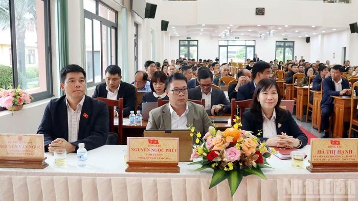 Lãnh đạo tỉnh Lâm Đồng và đại biểu Quốc hội đơn vị tỉnh Lâm Đồng dự hội nghị. (Ảnh: BẢO VĂN)