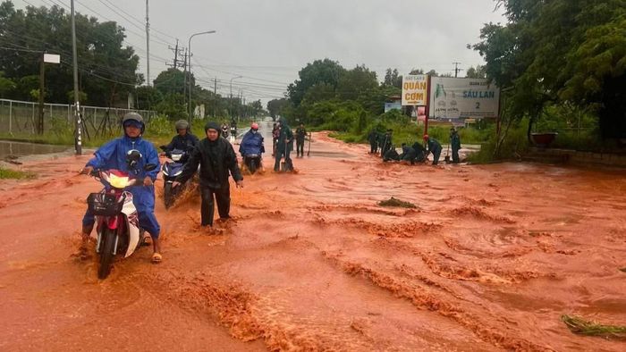 Lực lượng chức năng hỗ trợ người dân qua đường. Ảnh: (NGUYỄN LỆNH)