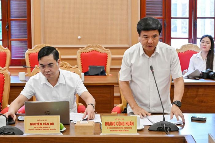 Đồng chí Hoàng Công Huấn báo cáo tóm tắt kết quả kiểm tra, giám sát. (Ảnh: THỦY NGUYÊN)