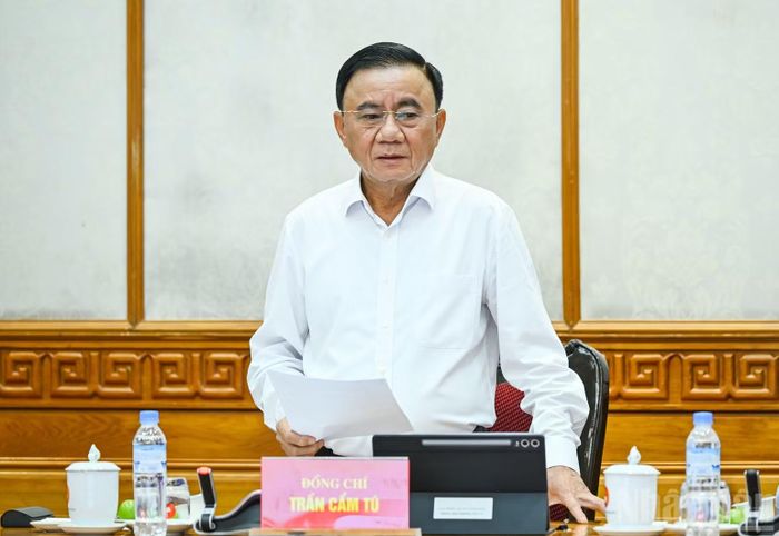 Thường trực Ban Bí thư Trần Cẩm Tú ghi nhận tinh thần chủ động, khẩn trương của các cơ quan trong phối hợp nghiên cứu, xây dựng, đưa hai hệ thống vào thí điểm. (Ảnh: DUY LINH)