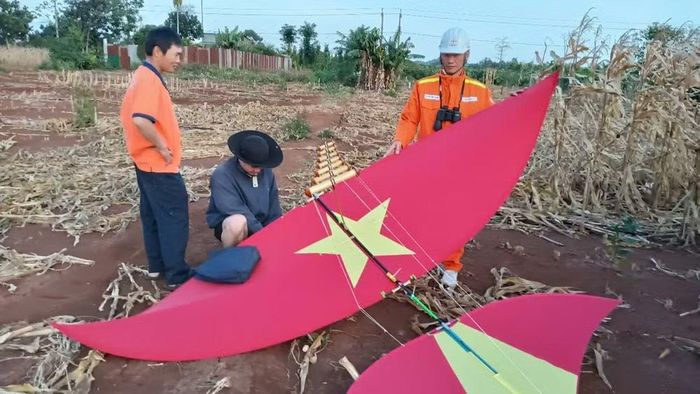 EVNNPT và các đơn vị tích cực tuyên truyền người dân không thả diều gần hành lang an toàn lưới điện. (Ảnh: EVNNPT cung cấp)