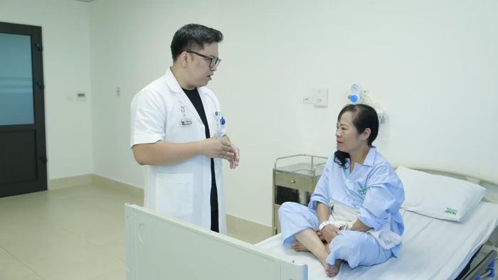 Bác sĩ kiểm tra, đánh giá khả năng của người bệnh sau thực hiện can thiệp. (Ảnh: Thu Trang)