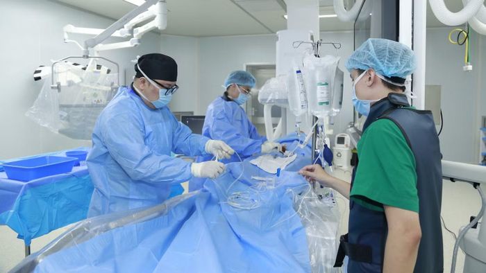  Ê-kíp thực hiện ca can thiệp. (Ảnh: Thu Trang) 
