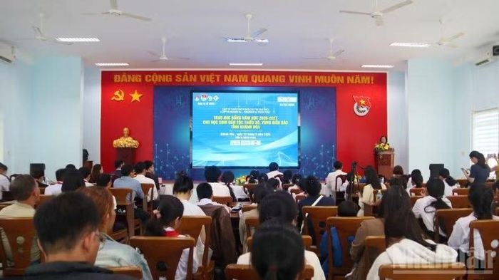 Toàn cảnh buổi lễ trao học bổng. (Ảnh: VŨ TÂN)